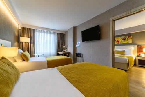 Ramada by Wyndham Istanbul Grand Bazaarにあるベッド
