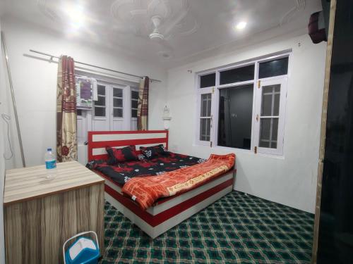 Postel nebo postele na pokoji v ubytování Gulzar Guest house