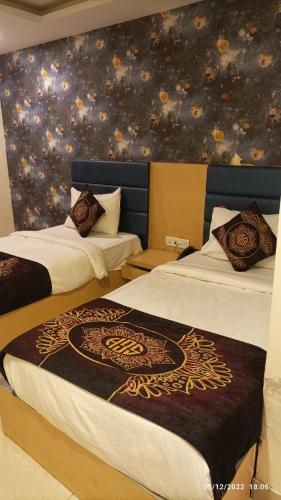 a hotel room with two beds with a starry at Hotel Grand Suites By D'Capitol Near IGI Airport in New Delhi