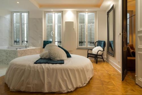 Postel nebo postele na pokoji v ubytování Suite Atemporelle - SPA room