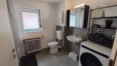 Ένα μπάνιο στο Komfortable Ferienwohnung Goldene Suite