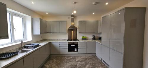 Kuchyň nebo kuchyňský kout v ubytování Citrine Suite 4 Bed House in Stoke on Trent