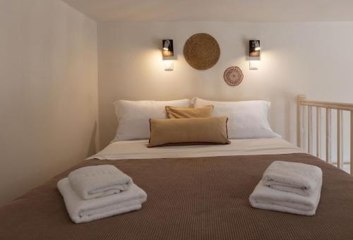 Una cama o camas en una habitación de Oinoni's Home - XANTHIPI studio