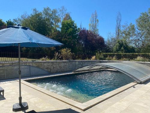 Πισίνα στο ή κοντά στο Gite logis de la COQUETIERE avec piscine
