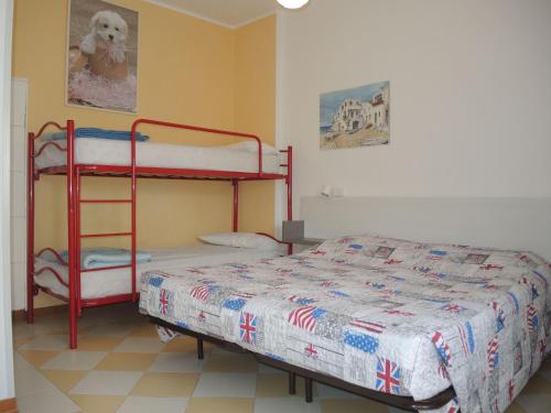 1 dormitorio con 2 literas y 1 cama en Condominio Lero, en Bibione