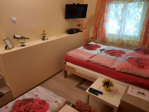 LedinciにあるVikendica Jasmina, Novi Sad, Fruška gora, Ledinciのベッドとテーブルと窓のある部屋