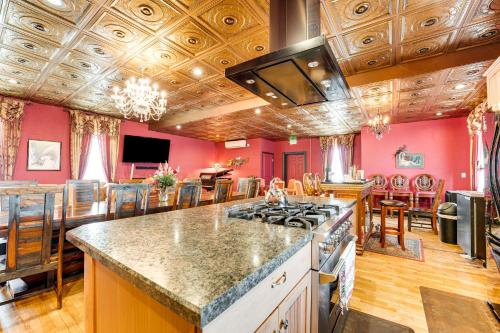 TV a/nebo společenská místnost v ubytování Saloon-Style Prosser Loft in WA Wine Country!