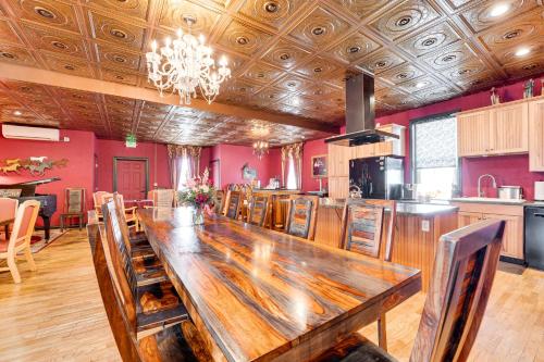 TV a/nebo společenská místnost v ubytování Saloon-Style Prosser Loft in WA Wine Country!