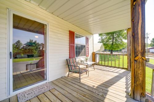 Μπαλκόνι ή βεράντα στο Charming Smokies Home Near National Park!