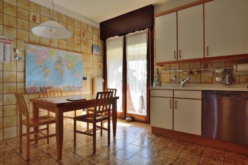 uma cozinha com uma mesa e cadeiras e um lavatório em B&B Villa Lattes em Vicenza