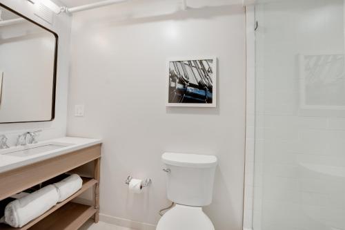 Newport Beach Hotel & Suitesにあるバスルーム