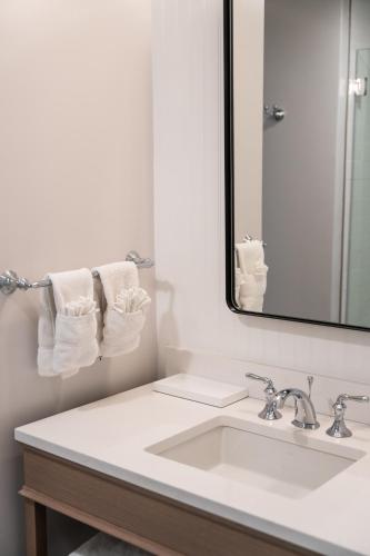 Newport Beach Hotel & Suitesにあるバスルーム