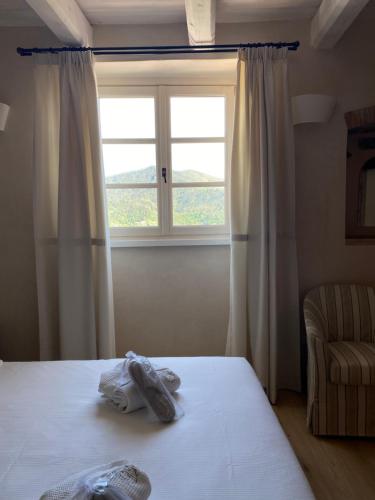 a bedroom with a bed and a window at Agriturismo Costa di Faraggiana in Levanto