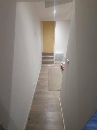 un couloir vide menant à une chambre dans l'établissement Centre, à Morlaix