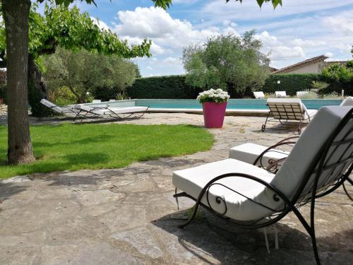 une terrasse avec une chaise et une piscine dans l'établissement Magnifique Bastide 10 chambres, à Deaux