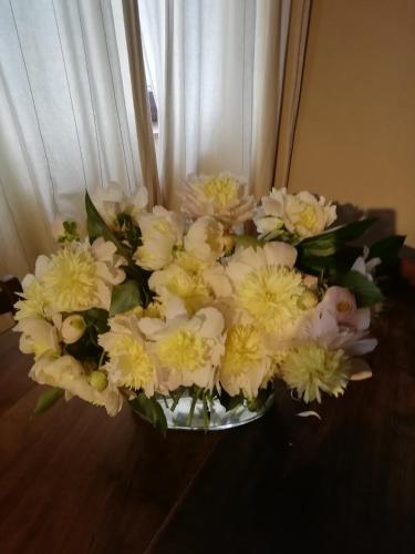 a bouquet of white and yellow flowers on a table at Agriturismo Cascina Palazzo in Roddi