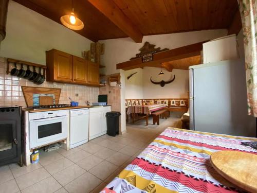 Il comprend une cuisine équipée d'un réfrigérateur et d'une cuisinière. four supérieur dans l'établissement Maison confortable au cœur de la nature près de Camps-sur-l'Agly, à Camps-sur-lʼAgly