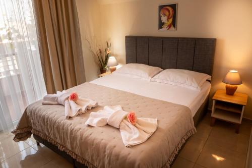 sypialnia z łóżkiem z ręcznikami w obiekcie Rodos House w mieście Pomorie