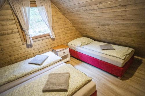 Postel nebo postele na pokoji v ubytování Chata pod hradom 2