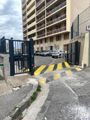 - un parking avec un portail et un bâtiment dans l'établissement Appartement T4 à deux pas de la gare St Charles, à Marseille