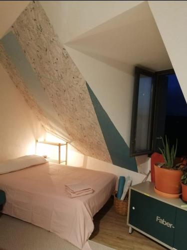 une chambre avec un lit et une fenêtre dans l'établissement Apartamento Agradable, à Tarbes