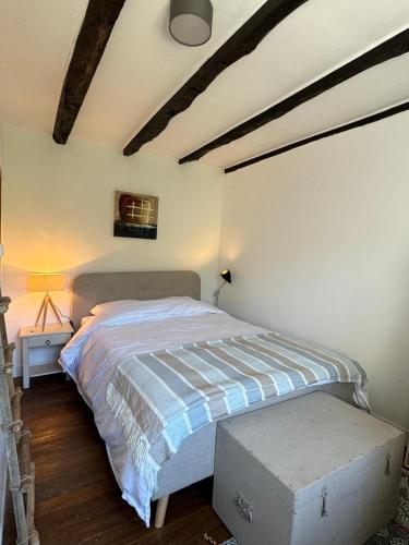 une chambre avec un lit dans une pièce dans l'établissement Cocorico, à Jumilhac-le-Grand