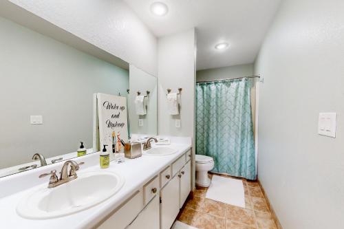 Ένα μπάνιο στο Lake Adventures at Eagle's Nest