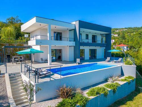 Bazén v ubytování Villa Ziganto with a view of the Kvarner Bay nebo v jeho okolí