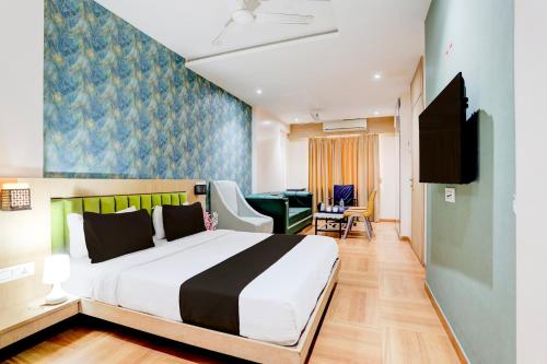 ein Hotelzimmer mit einem Bett und einem Schreibtisch in der Unterkunft OYO Hotel Silver Cloud in Thane
