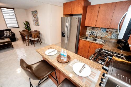 Una cocina o zona de cocina en Oasis in the South of the Island with FREE parking and laundry