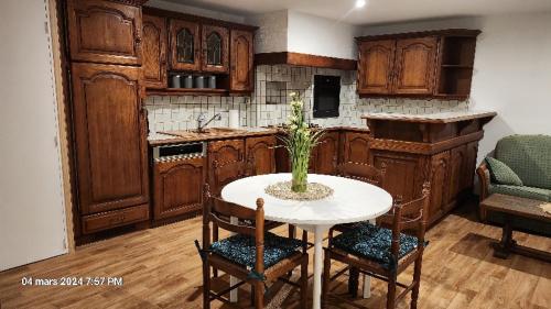une cuisine avec une table avec un vase dessus dans l'établissement Maison avec 3 chambres parentales, à Plouénan