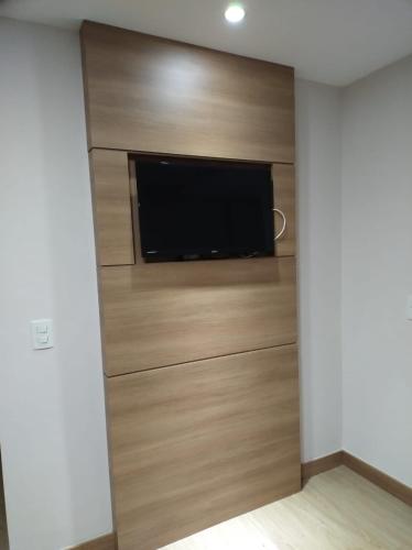 Televisyen dan/atau pusat hiburan di Vista Azul Apart Hotel Suites