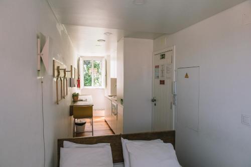 um pequeno quarto com uma cama e uma cozinha em Casa da Maria Alfama em Lisboa
