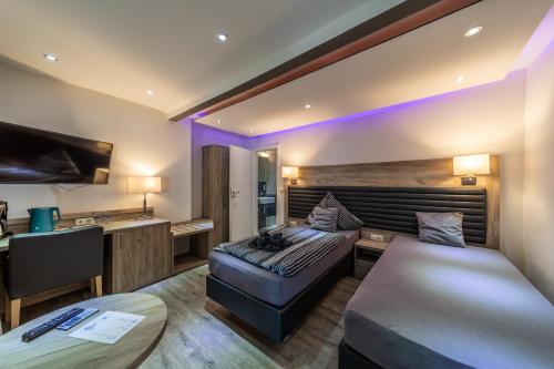 Postel nebo postele na pokoji v ubytování Hotel Zum Halbmond