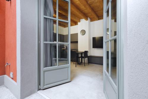 Just Urban Stays - Boutique apartment with parking and gym