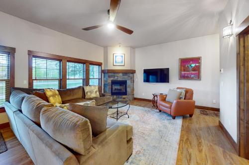 a living room with a couch and a fireplace at Pend Oreille Hideaway in Dover