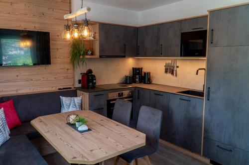 A kitchen or kitchenette at Appartement Höll