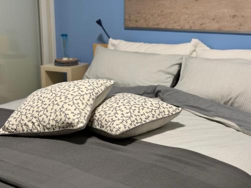 two pillows sitting on top of a bed at Mi AN HOME in Paese