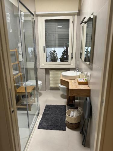 a bathroom with a sink and a toilet and a mirror at Mi AN HOME in Paese