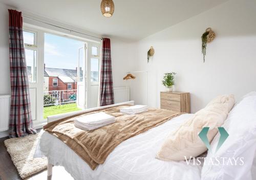 Ліжко або ліжка в номері New Modern Spacious 5 Bedroom House by Vista Stays Short Lets & Serviced Accommodation Manchester with Parking