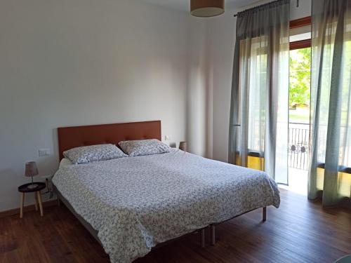 a bedroom with a bed and a large window at Da Caterina Appartamento Con Cucina in Cittadella