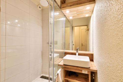 une salle de bain avec un lavabo et une douche dans l'établissement L'Aiguille - maeva Home - 2 Pièces 5 Personnes Sélection MAE-1179, à Chamonix-Mont-Blanc