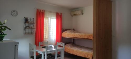 a small room with two bunk beds and a table at Apartman in Nikšić