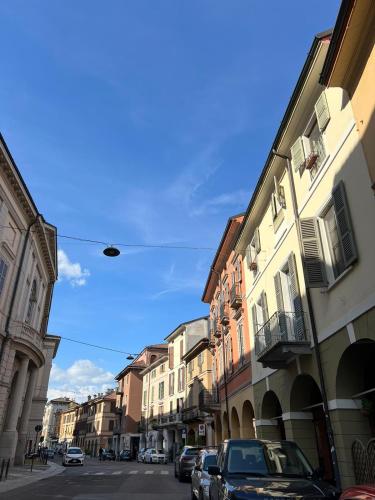 a city street with buildings and cars parked on the street at Appartamenti I Liutai in Cremona