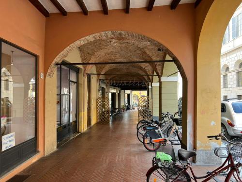 クレモナにあるAppartamenti I Liutaiの建物の外に駐輪する自転車のアーチ道