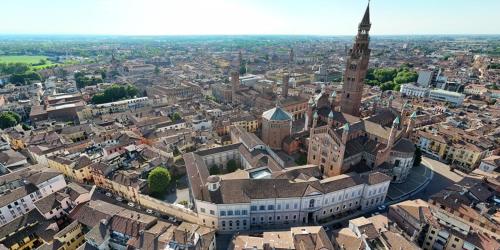an aerial view of a city with a tall tower at Appartamenti I Liutai in Cremona
