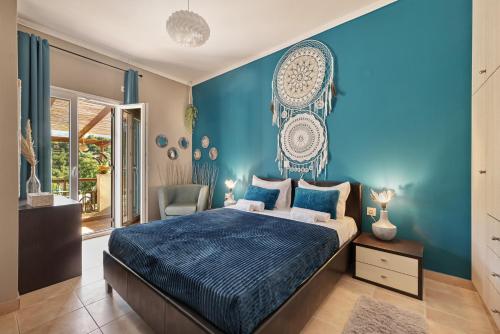 um quarto com uma parede azul e uma cama em Villa Fisi and Wellness em Apladhianá