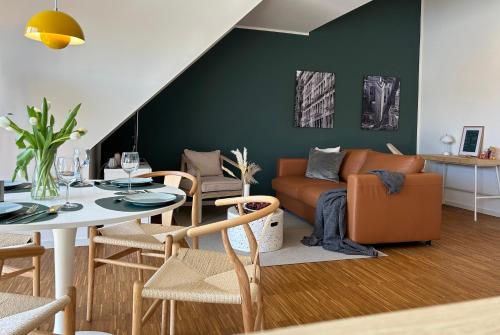 ハノーファーにあるneues trendy Dachgeschossloftのソファとテーブルのあるリビングルーム