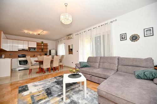 Dapur atau dapur kecil di Apartment Ražanac Nikola