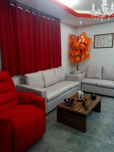 Χώρος καθιστικού στο quarto com banheiro ao lado